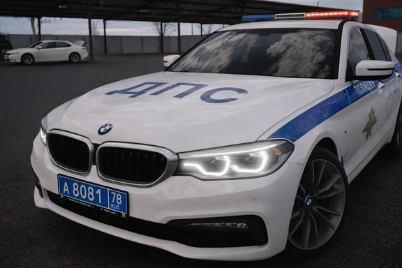 Холодный блеск фар, строгие линии и тишина перед выездом — когда сила говорит без слов