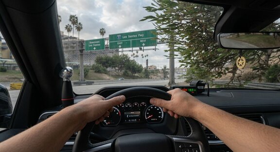 Руки на руле, впереди Los Santos Fwy — обычная смена, обычный ритм города.